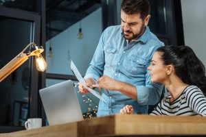 Asus ExpertBook L1 L1500 to laptop przeznaczony do użytku biznesowego